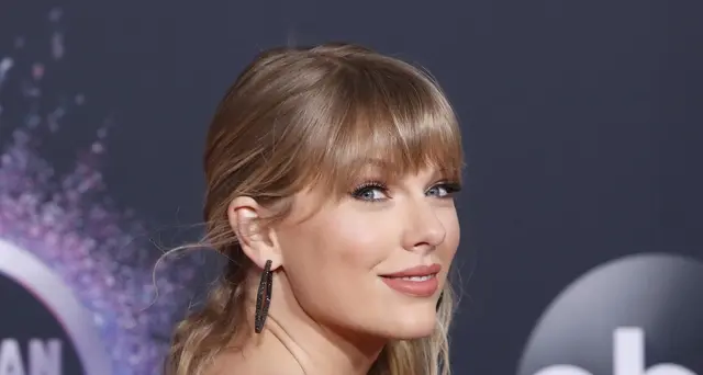 Taylor Swift trionfa agli Ama e batte record Jackson