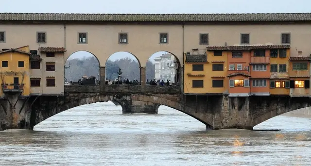 Arno sopra I livello guardia a Firenze