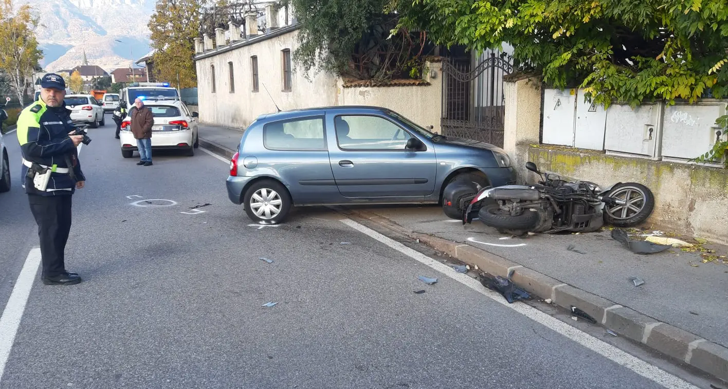 Auto e scooter si scontrano e finiscono sul marciapiede