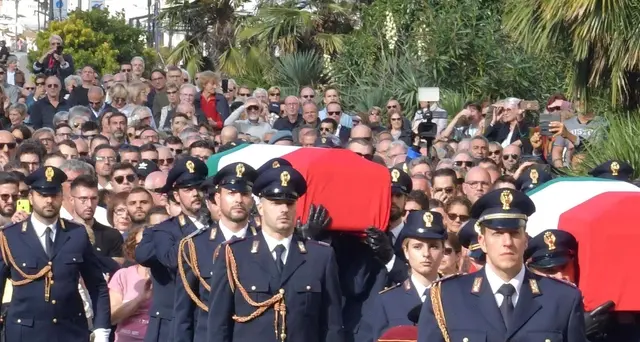 Cittadinanza onoraria a agenti uccisi Ts