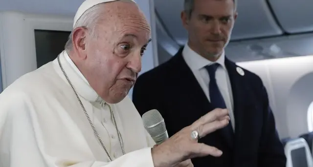 Papa, Vaticano scoperchiato da dentro