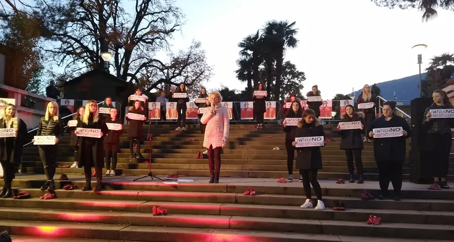 Fiaccole contro la violenza 500 meranesi in corteo