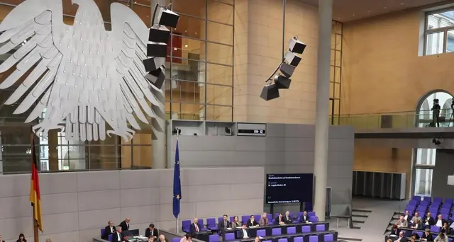 Merkel,Europa da sola non può difendersi