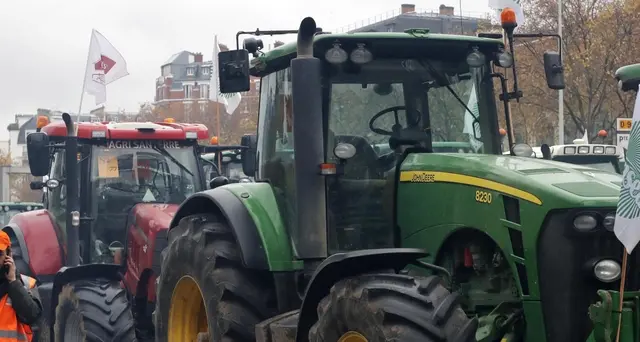 Protesta agricoltori nel cuore di Parigi
