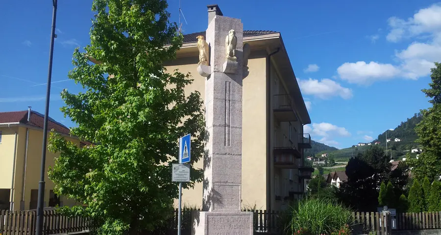 Lana, l’obelisco fascista rimane al suo posto
