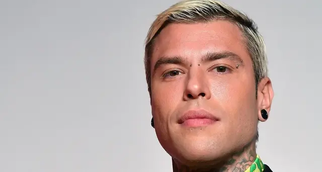 Lite con vicino di casa, Fedez imputato
