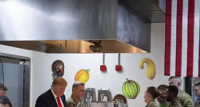 Trump serve il tacchino ai militari