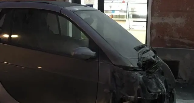 A fuoco auto console turco a Genova