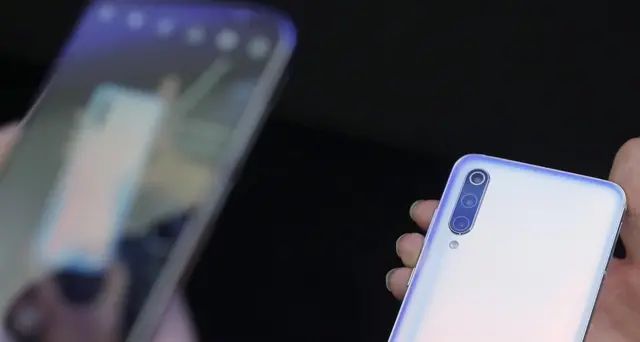 Cina, stretta sui contratti di telefonia