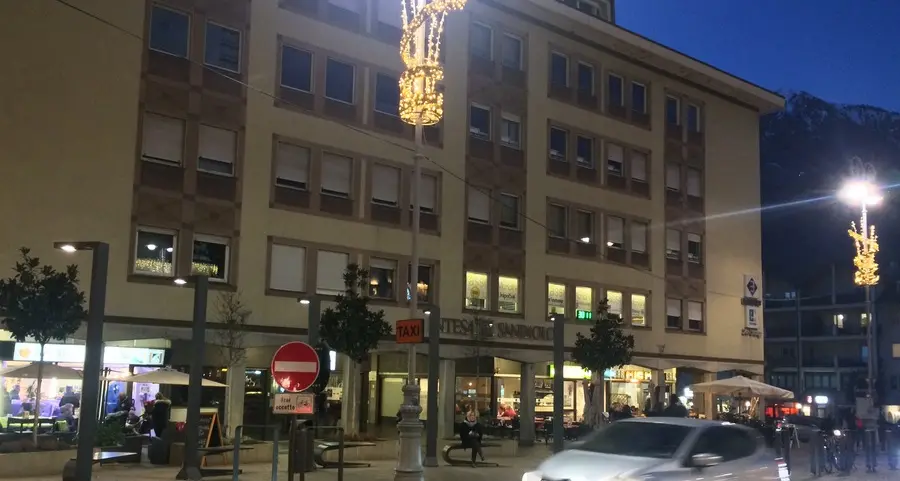 Rovescia scooter e bidoni, allarme in piazza Teatro