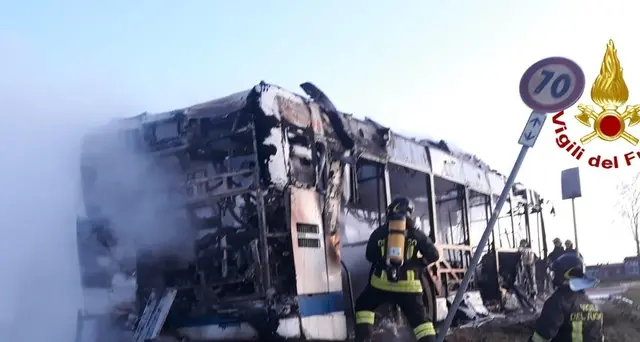 Autobus si incendia nel veneziano