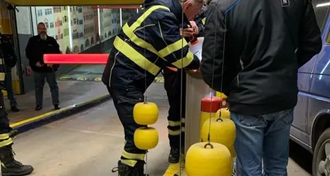 La sbarra non si alza, bloccati nel parcheggio per oltre un'ora
