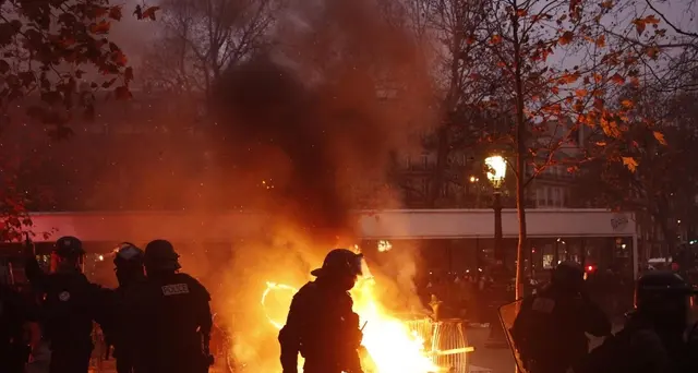 A Parigi lacrimogeni contro i black bloc