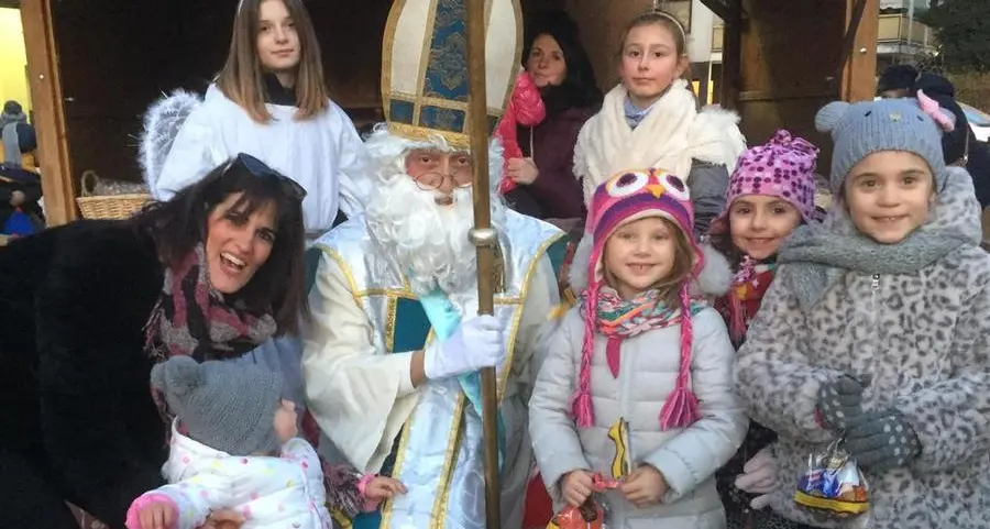 San Nicolò coi dolcetti in piazzetta Casagrande