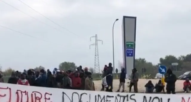 Protesta migranti, lanciate pietre a Ps