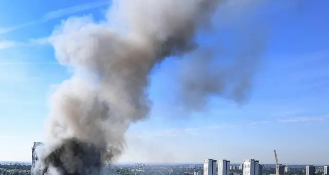 Grenfell Tower: via capo pompieri Londra