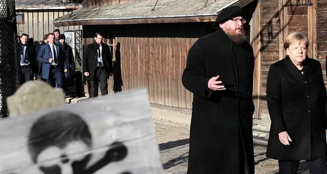 Merkel a Auschwitz, vergogna profonda