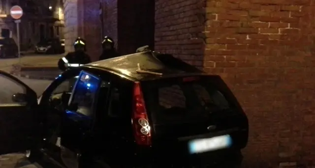 Auto contro pilone, due giovani morti