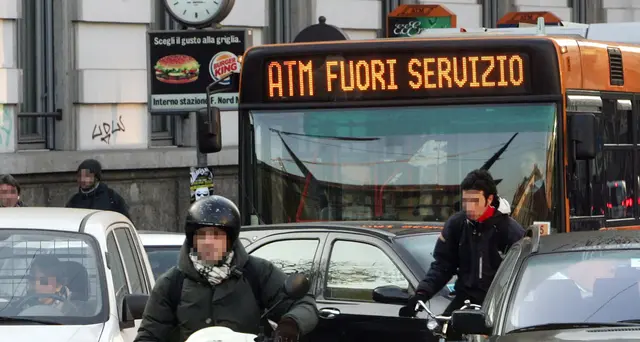 Scontro bus-camion rifiuti, feriti