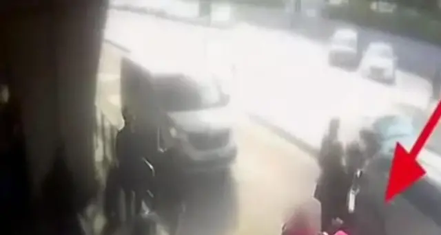 Chiede tassametro, tassista lo picchia