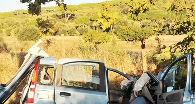 Auto contro albero e muro tre morti