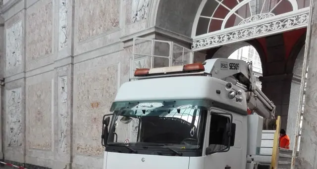 Verdi, camion entra a Palazzo Reale