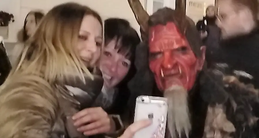 Troupe e Krampus Il Mercatino è “movimentato”