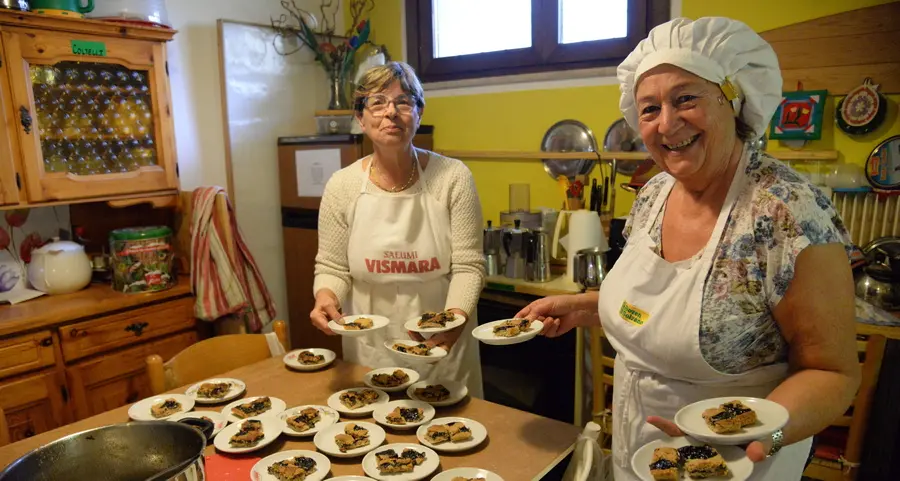Il pranzo del giovedì e il cubo-dei-vestiti. Benvenuti in piazza Frank