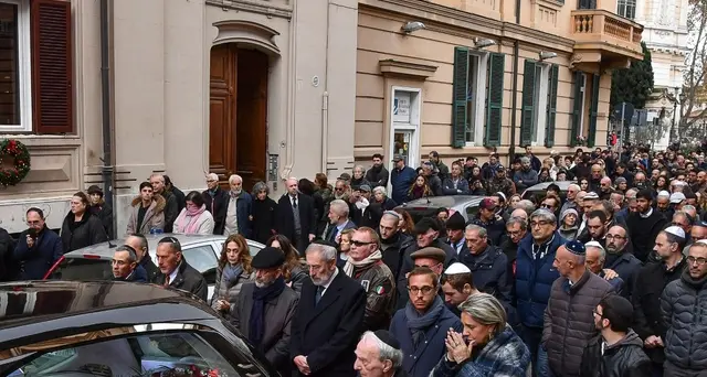 Feretro Terracina sfila in ghetto Roma
