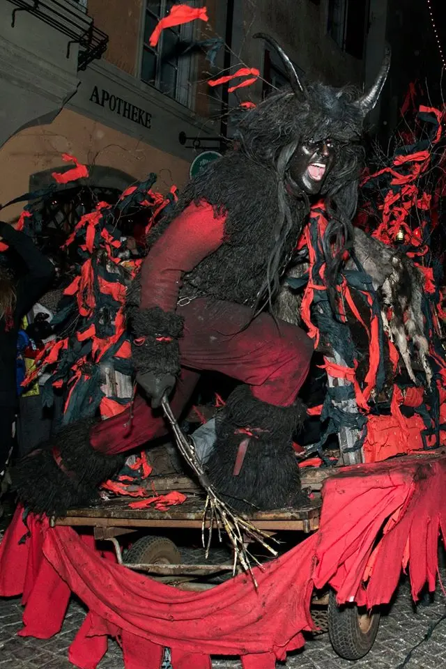 Krampus, a Vipiteno c'è stata violenza: traumi ed ecchimosi per un poliziotto fuori servizio
