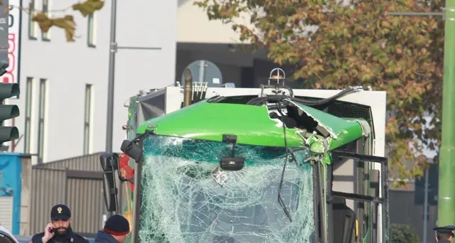 Scontro bus-camion, conducenti indagati