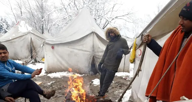 Migranti lasciano campo di Vucjak
