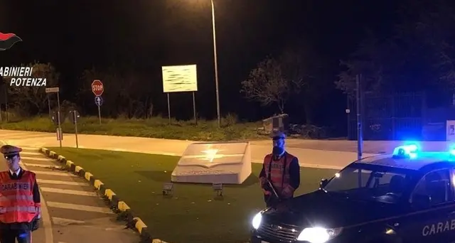 Picchia moglie e figlia, arrestato