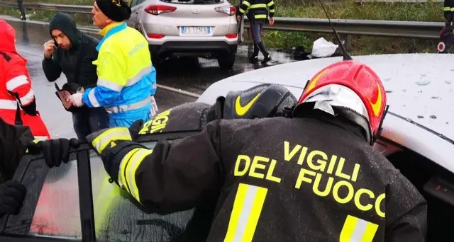Scontro e fiamme in A4, un morto