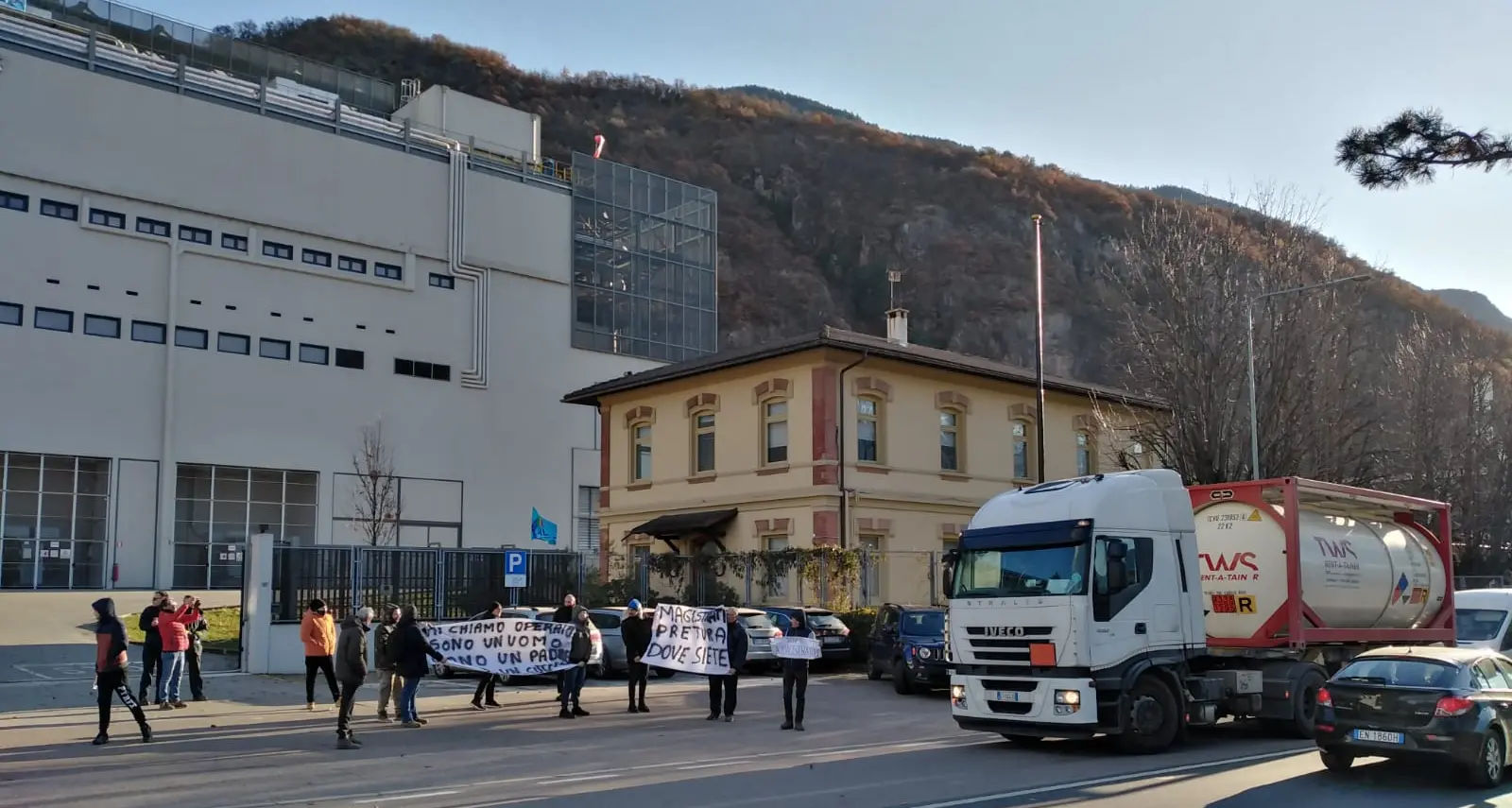 Ex Solland, gli operai bloccano l'autocisterna fuori dallo stabilimento