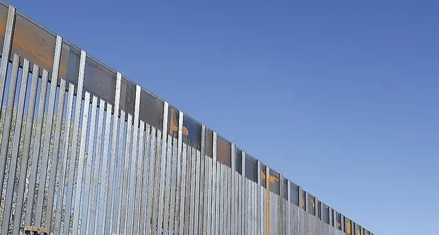 Giudice blocca fondi per muro Messico