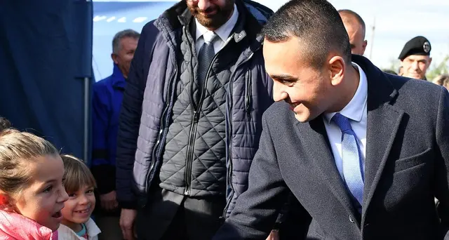 Di Maio visita tendopoli in Albania