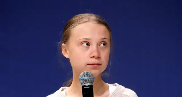 'Mocciosa'. E Greta lo mette su Twitter
