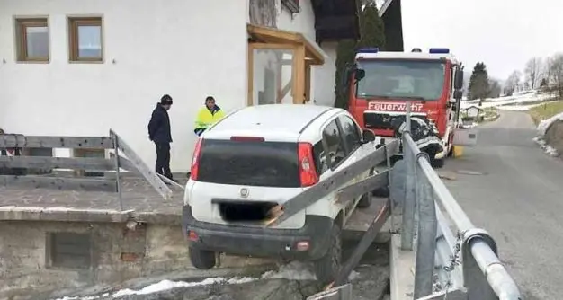 Si rompe il freno a mano, auto sospesa nel vuoto