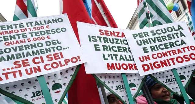 Cgil Cisl e Uil in piazza per contratti