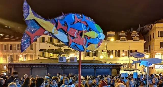 Maestre fanno dipingere sardine in asilo