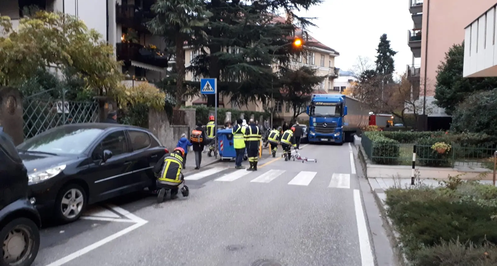 Via Cavour, il camion resta incastrato in curva