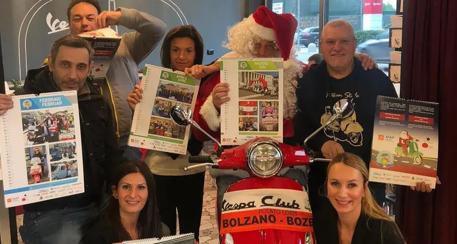 Tornano i Babbi Natale in Vespa Ma prima salgono sulla ruota