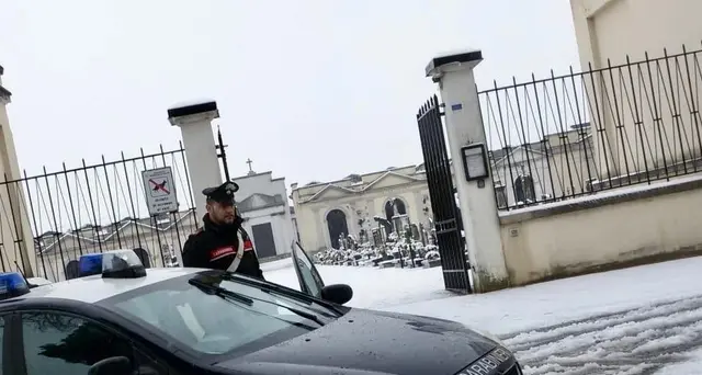 Aggredisce anziana a cimitero, arrestato