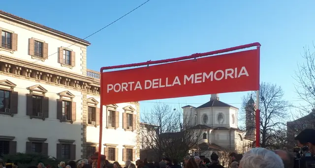 In tanti a Milano in ricordo di Pinelli