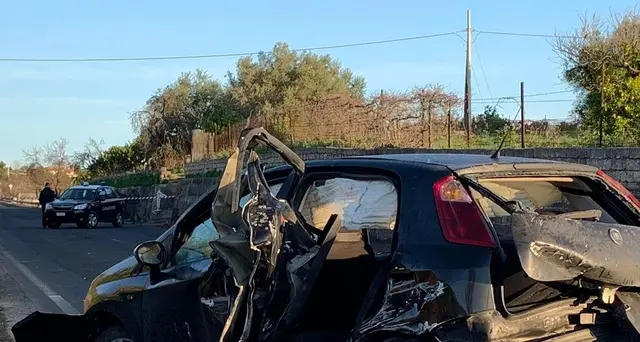 Auto contro muro: muore 16enne,3 feriti