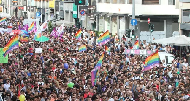 'No Pirellone illuminato per gay pride'