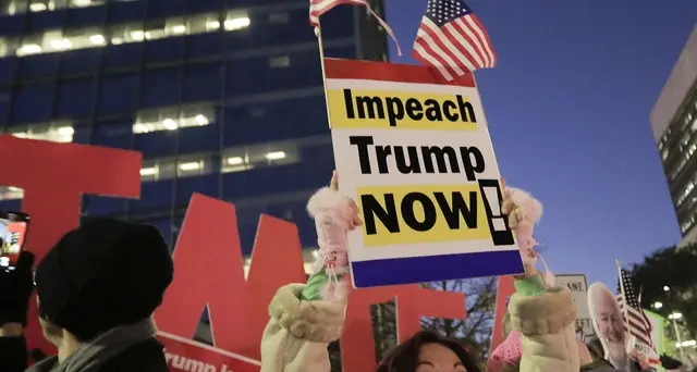 Migliaia in piazza per impeachment Trump