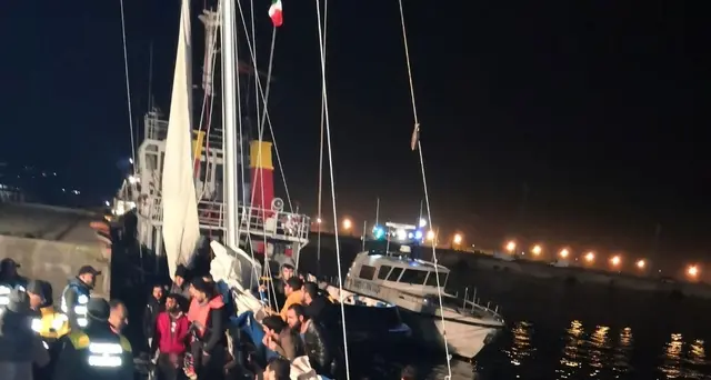 Arrivato veliero con 55 migranti a bordo