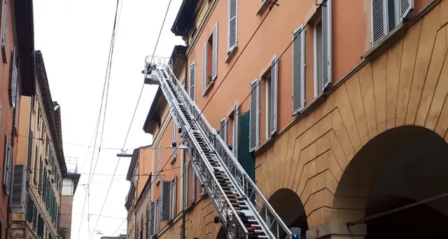 Incendio in palazzo a Bologna, un morto